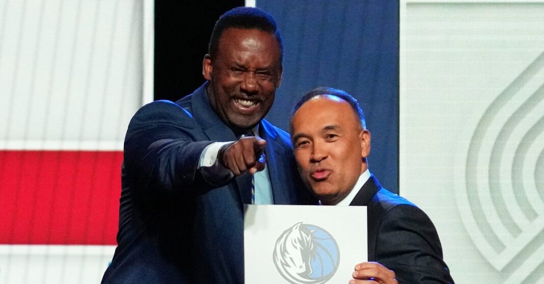 alguns-fas-de-esportes-estao-convencidos-de-que-a-loteria-da-nba-foi-manipulada