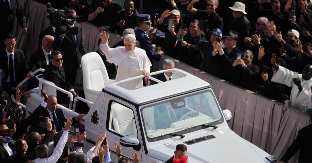 leone-xiv,-e-o-dia-do-assentamento.-banheiro-da-multidao-para-o-pontifice-em-papamobile