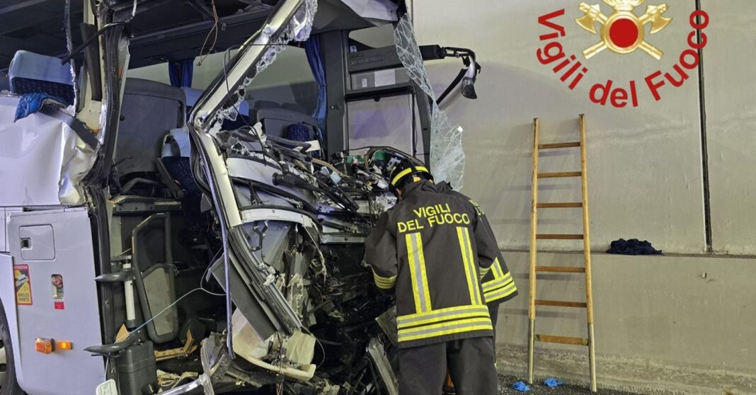 acidente-entre-caminhao-e-onibus-escolar-em-como:-um-professor-morreu,-duas-criancas-feridas