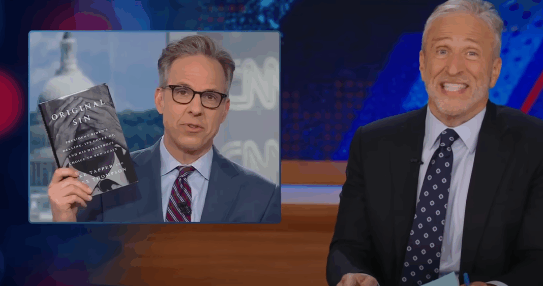 jon-stewart-rasga-em-jake-tapper,-cnn-para-promocao-de-livros-de-biden.