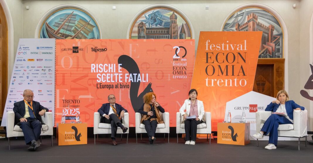 festival-economico,-defesa-europeia-e-dollar-vs-renminbi-entre-os-temas-do-primeiro-dia