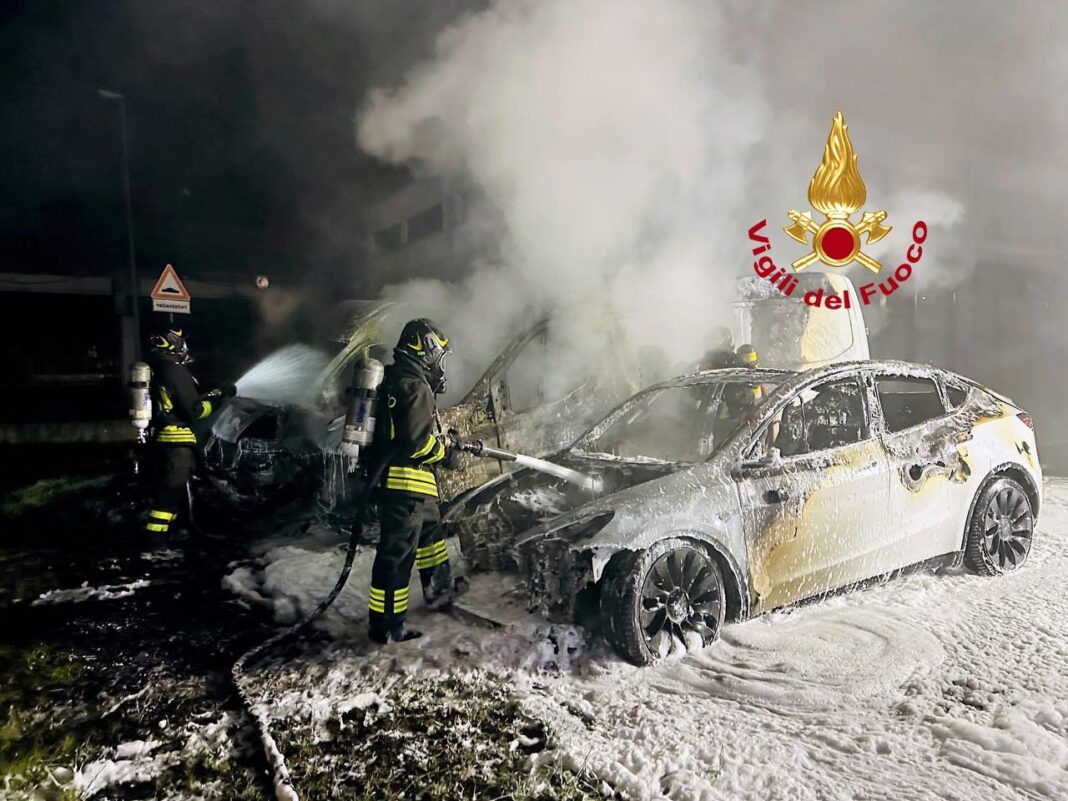 carro-em-chamas-a-noite-em-sesto-fiorentino
