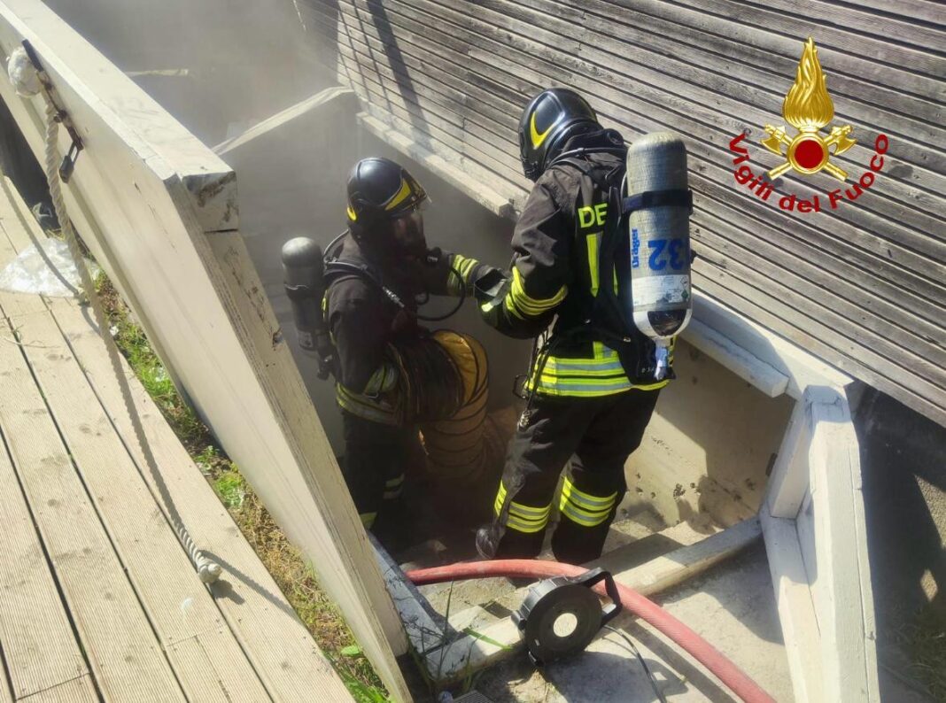 armazem-de-chama,-os-bombeiros-impedem-que-o-fogo-se-espalhe