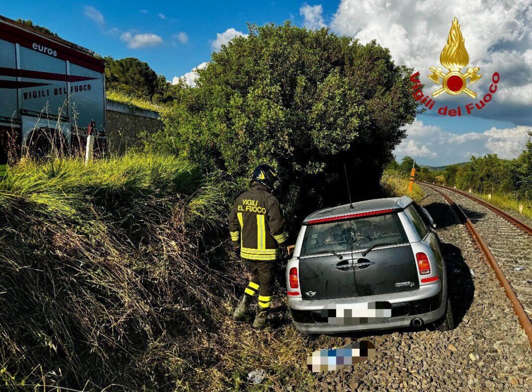 ele-sai-da-estrada-com-o-carro-e-acaba-nos-trilhos-do-trem.-extraido-dos-bombeiros