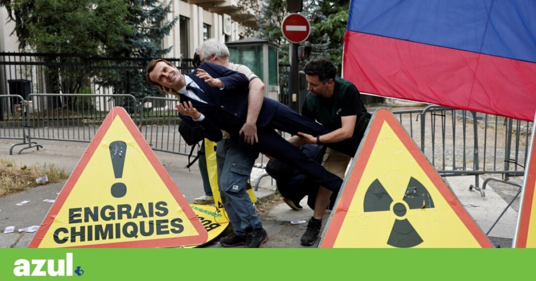 estatua-de-cera-macron-roubada-do-museu-e-usada-em-protesto-na-embaixada-russa