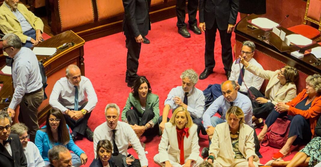 seguranca-do-dl,-no-senado,-as-oposicoes-sentam-para-protestar-em-frente-aos-bancos-do-governo