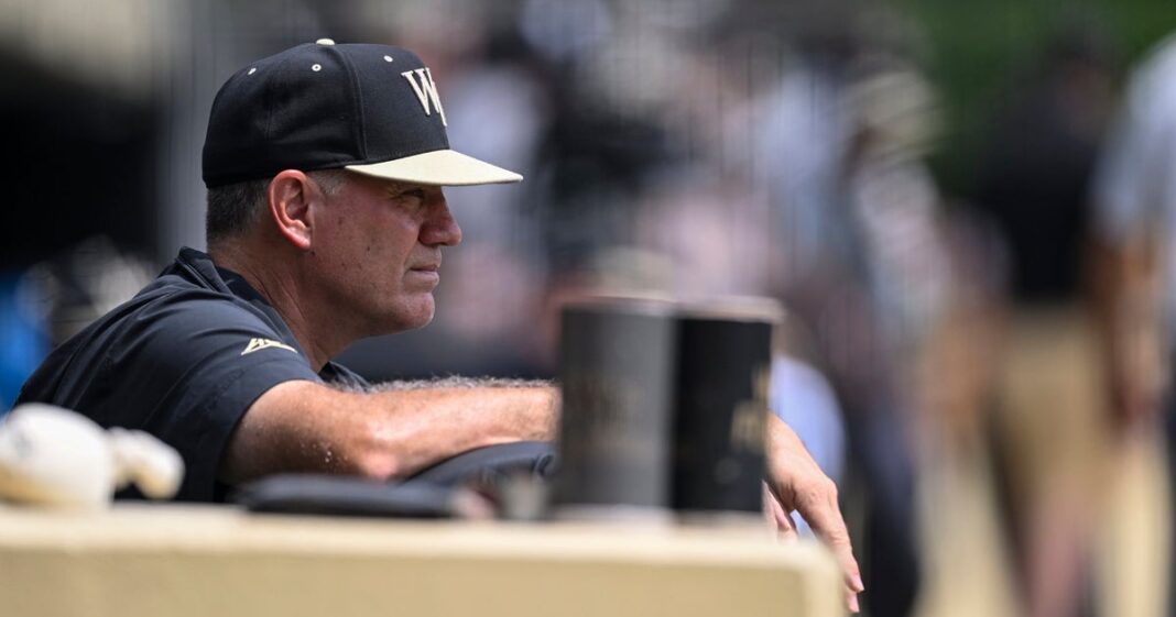 wake-forest-baseball-coach-pede-desculpas-por-insultos-homofobicos-durante-o-jogo-do-playoff