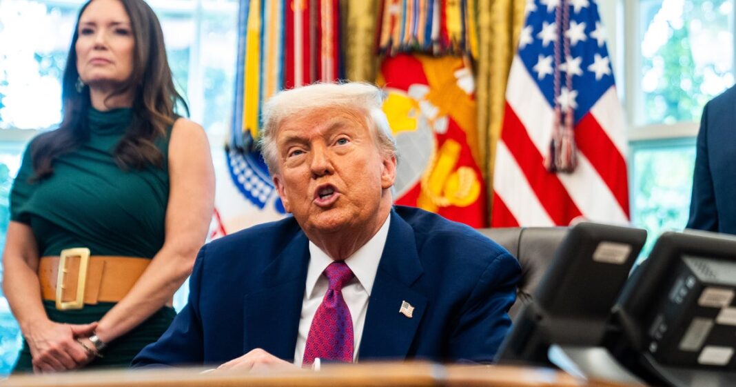 trump-diz-que-comecara-a-‘eliminar’-a-fema,-reduzir-a-ajuda-federal-apos-a-temporada-de-furacoes