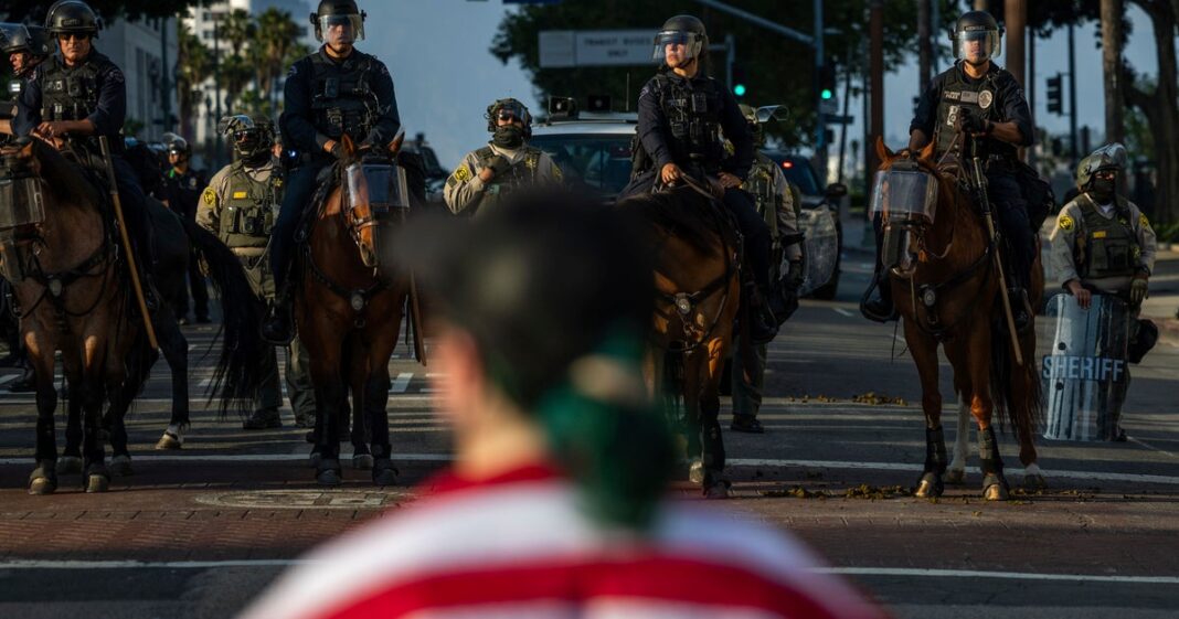 os-fuzileiros-navais-sao-vistos-de-guarda-em-um-predio-federal-em-los-angeles