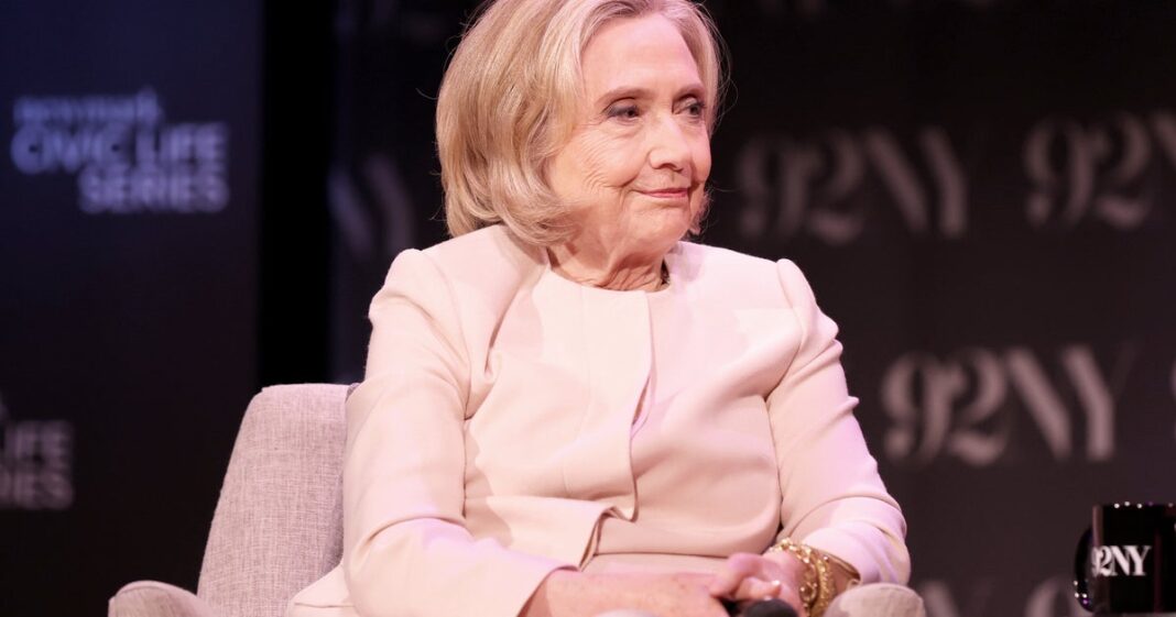 hillary-clinton-agulhas-trump-sobre-multidoes-de-desfile-militar-de-‘baixa-energia’