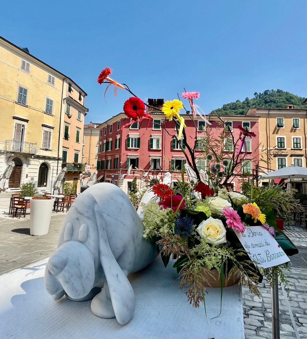 morreu-donia-maaoui,-a-condolencia-de-carrara-branca.-buque-de-flores-na-praca-para-lembrar