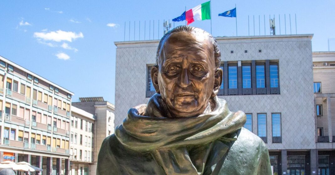 a-estatua-de-giacomo-mancini-foi-removida-em-cosenza:-“espaco-para-a-exposicao-mab”