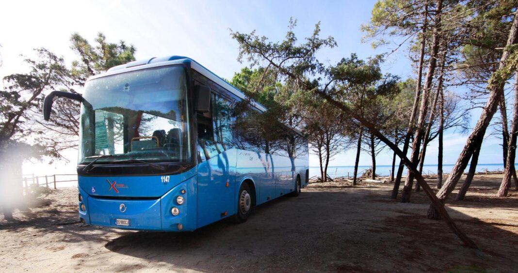 fuja-para-o-mar-durante-o-dia,-os-onibus-em-direcao-as-costas-da-tirrena-e-adriatica