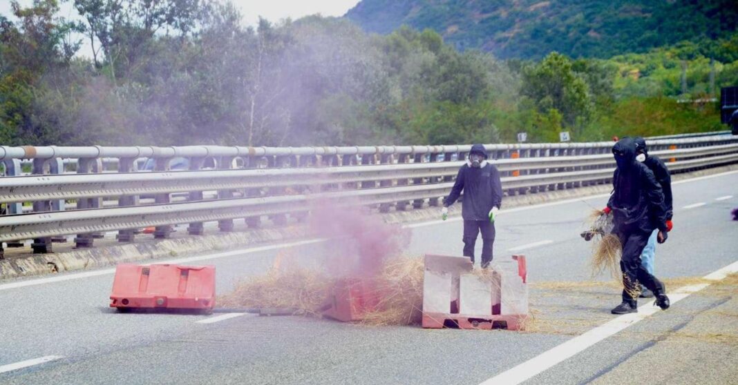 sem-tav-bloquear-a-rodovia,-bombas-de-papel-contra-a-policia