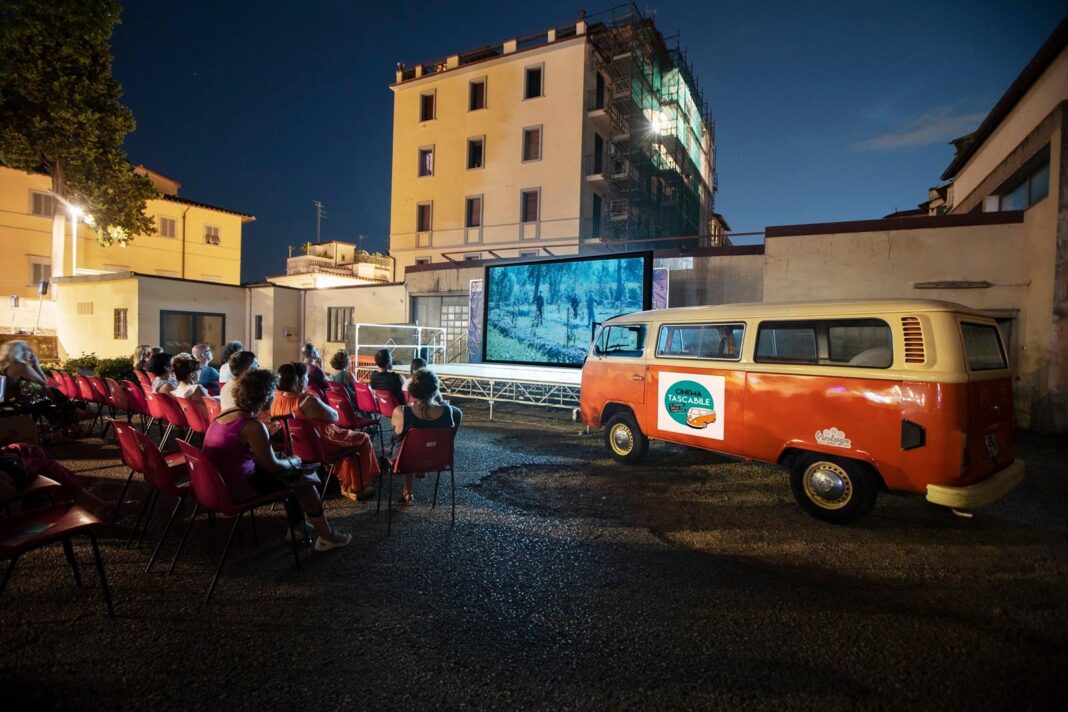 cinema-de-bolso:-a-van-que-faz-a-comunidade-retornar-a-florence