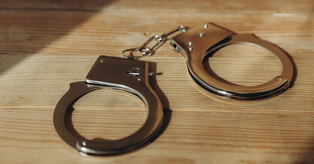 medico-de-oklahoma-acusado-de-matar-4-anos-de-idade,-fingindo-um-afogamento