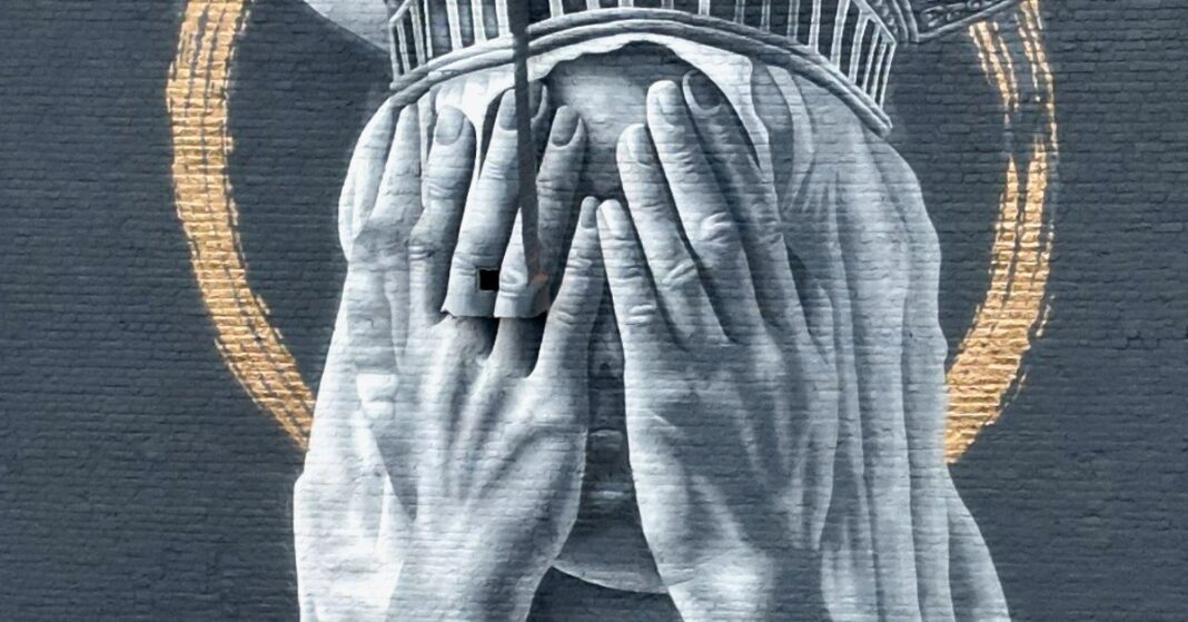 esta-estatua-da-arte-da-rua-liberty-deixou-o-maga-mad-–-e-o-artista-nao-e-arrependido