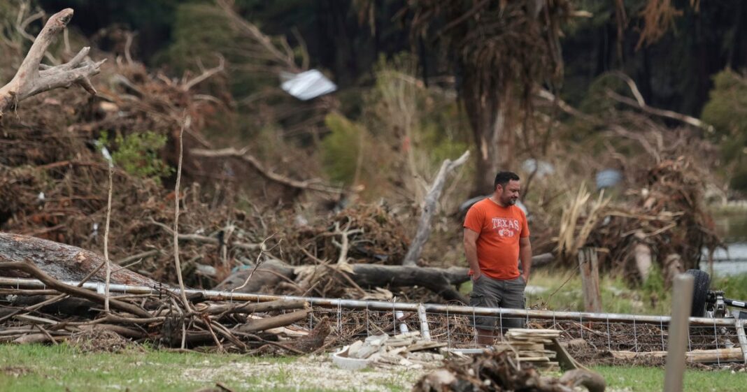 procure-as-vitimas-de-inundacao-do-texas-para-retomar-apos-a-pausa-devido-a-fortes-chuvas