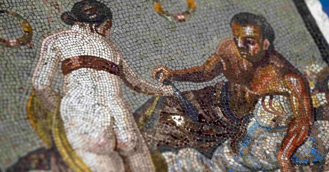 o-mosaico-dos-amantes-retorna-a-pompeia,-retornado-da-alemanha
