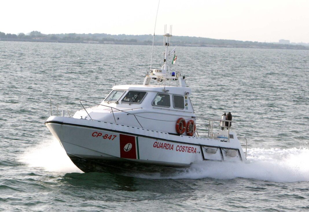 mulher-morta-no-mar-no-hospital,-o-homem-que-estava-com-ela.-um-barco-lanca-o-alarme