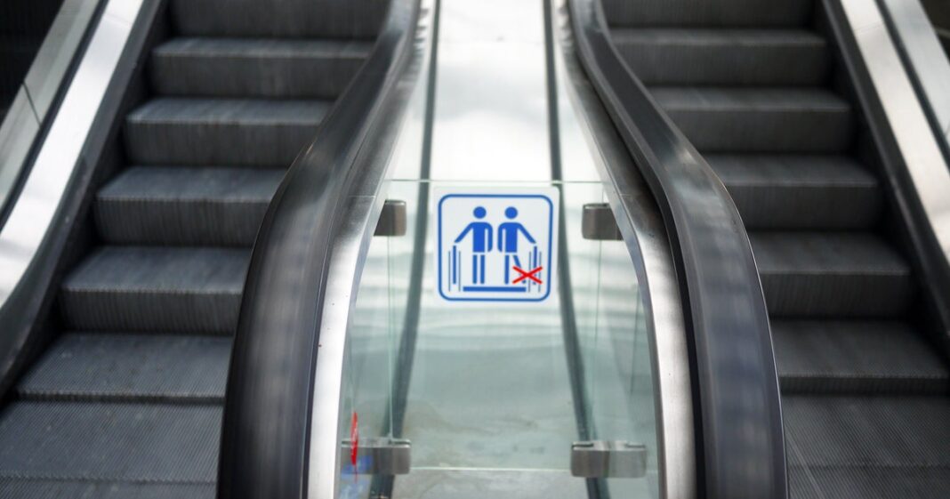 garota-gritando-por-bug-ignites-escalator-stampede-after-beyonce-concert