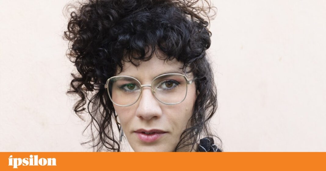 mariana-salomao-carrara-na-reuniao-de-leitura-de-agosto