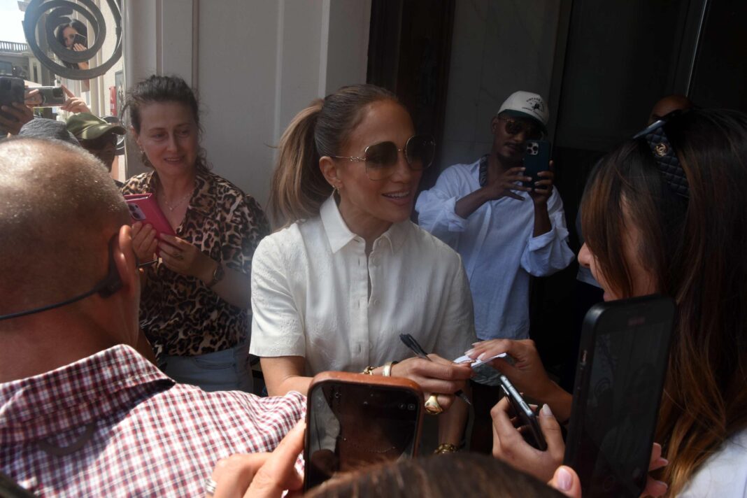 crowd-bath-em-viareggio-para-jennifer-lopez:-sorrisos-e-autografos-no-inicio