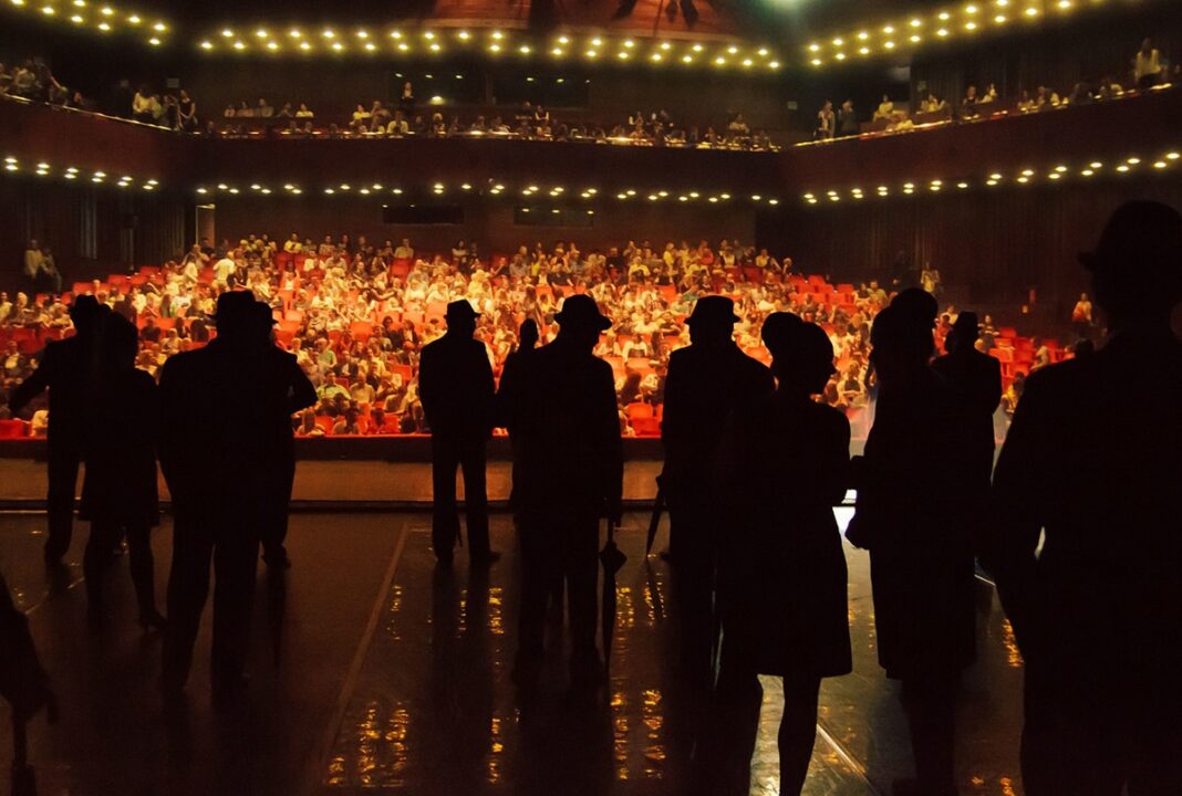 em-sabaudia,-o-teatro-que-une,-questiona-e-transforma