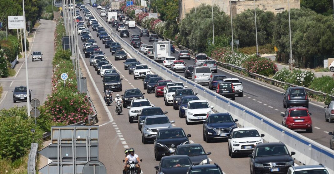 exodo-de-verao,-mais-de-13-milhoes-de-movimentos-no-fim-de-semana.-sabado-de-manha,-adesivo-preto
