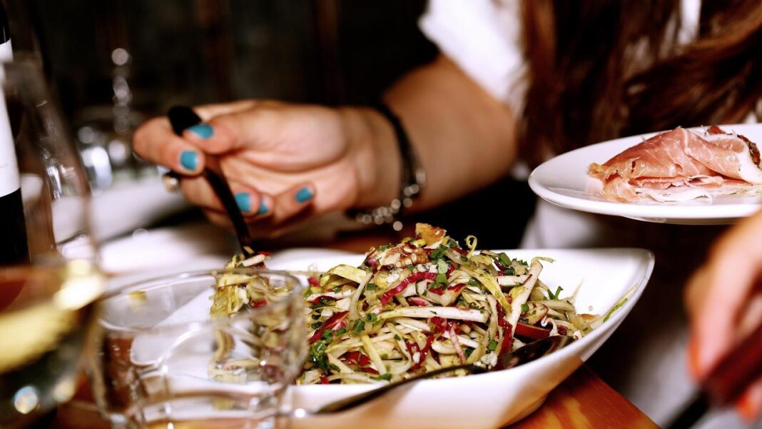 turistas-que-passam-restaurantes-pequenos-ou-muito-caros?