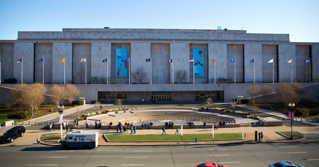 smithsonian-nega-a-pressao-da-casa-branca-para-remover-referencias-de-impeachment-de-trump