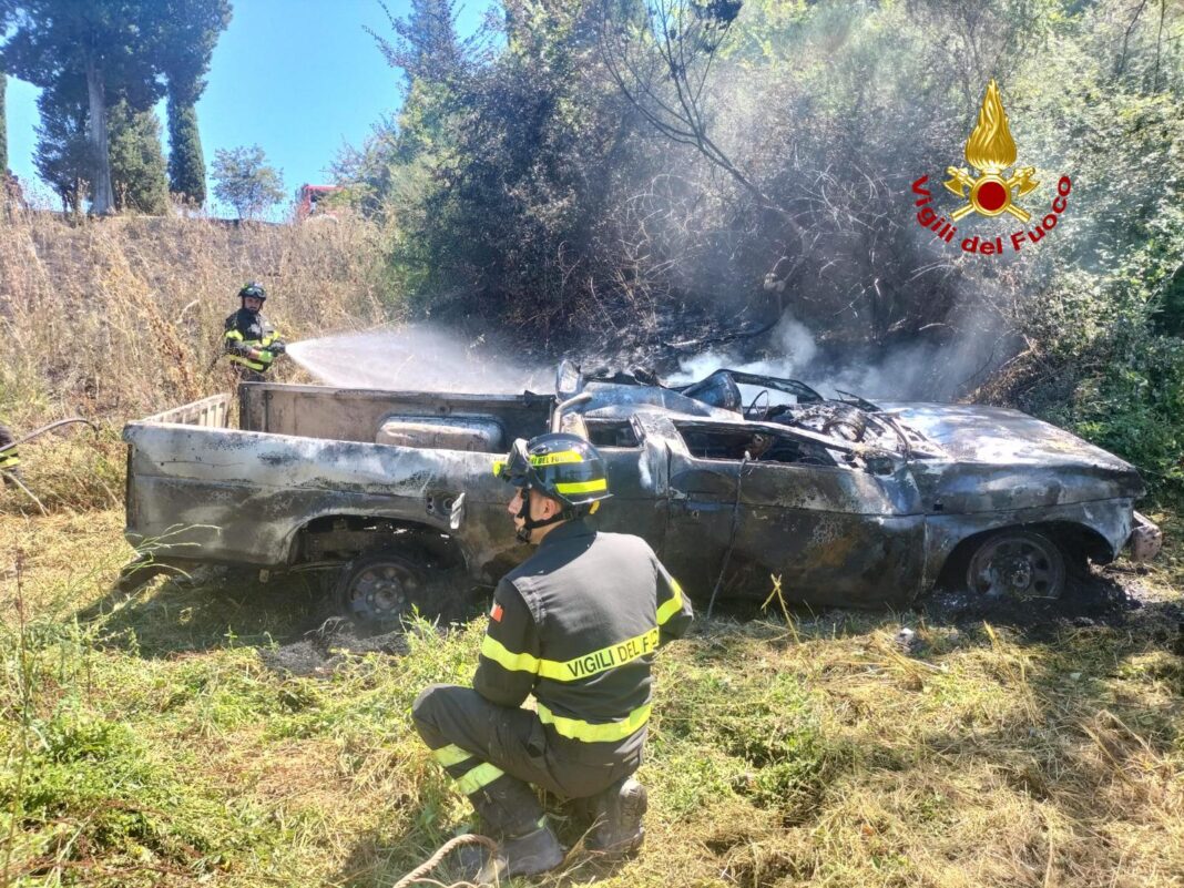 carro-em-chamas,-o-fogo-se-espalha-para-a-vegetacao.-feriu-o-motorista
