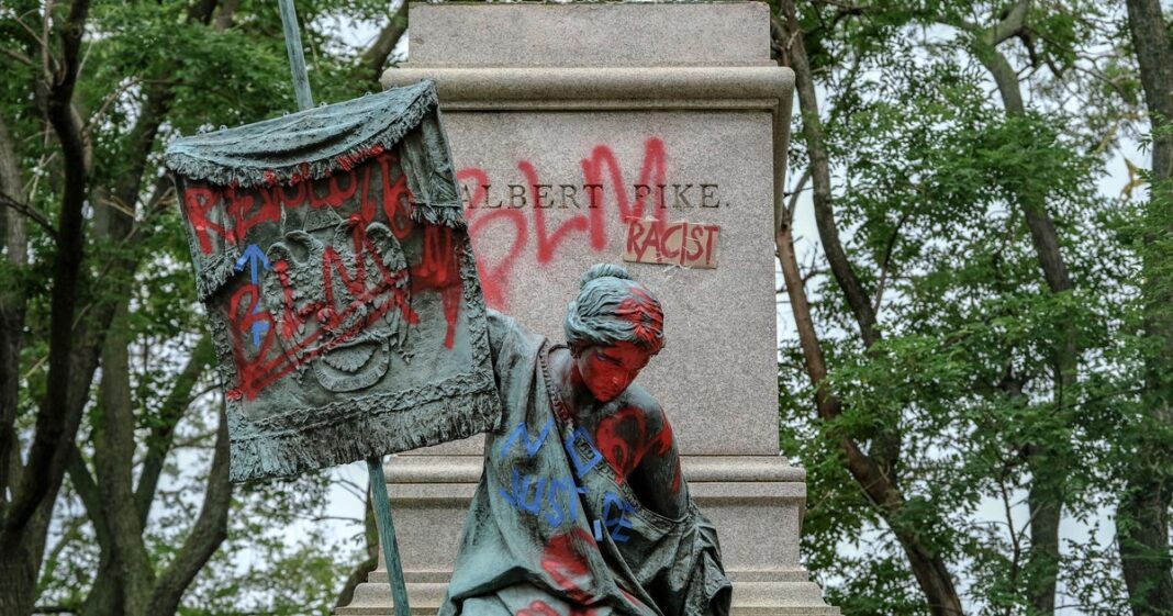 a-estatua-confederada-tombada-em-protestos-do-blm-esta-retornando-–-gracas-a-trump
