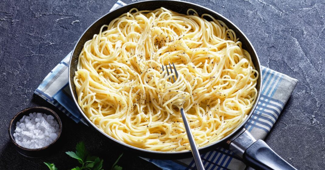 cacio-e-pepe,-a-bbc-corrige-a-receita.-o-erro?-coloque-manteiga-e-parmesao-entre-os-ingredientes