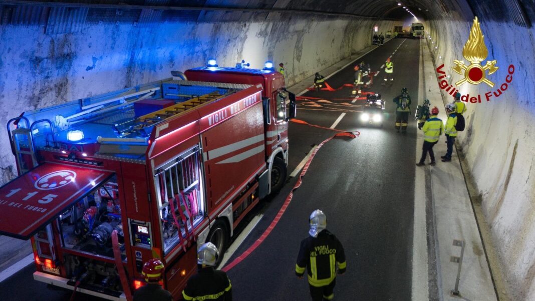 caminhao-em-chamas-na-galeria,-fechou-por-horas-um-trecho-do-muito-direto.-ainda-problemas-no-a1