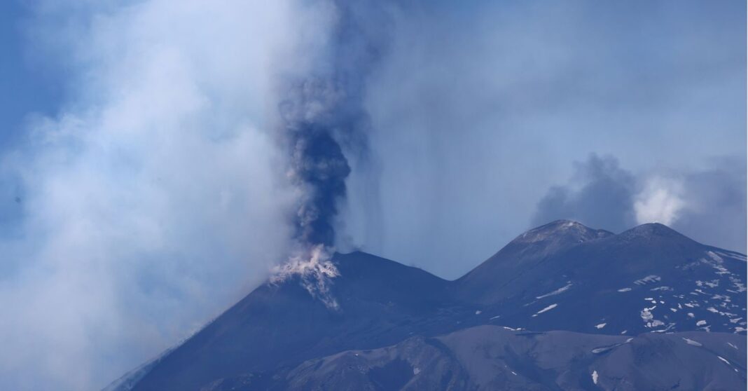 etna,-nova-boca-efusiva-abre:-lancamento-de-lava-a-3-mil-metros