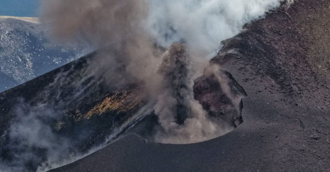 etna:-fundicao-de-lava-a-tres-mil-metros