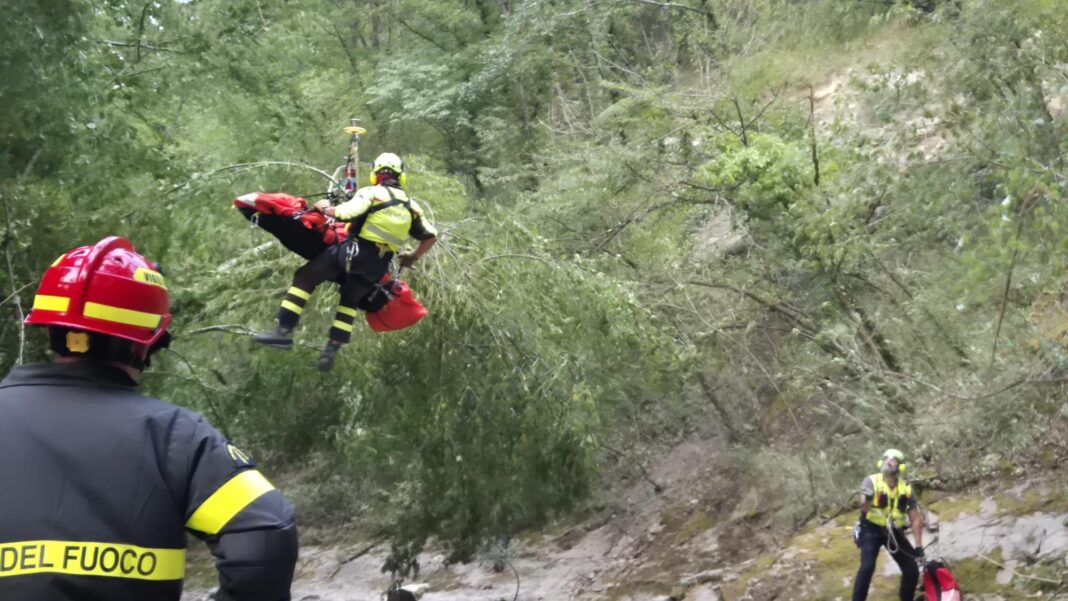 a-mulher-cai-em-um-penhasco,-salvo-pelos-bombeiros.-abaixo-no-hospital-por-helicoptero