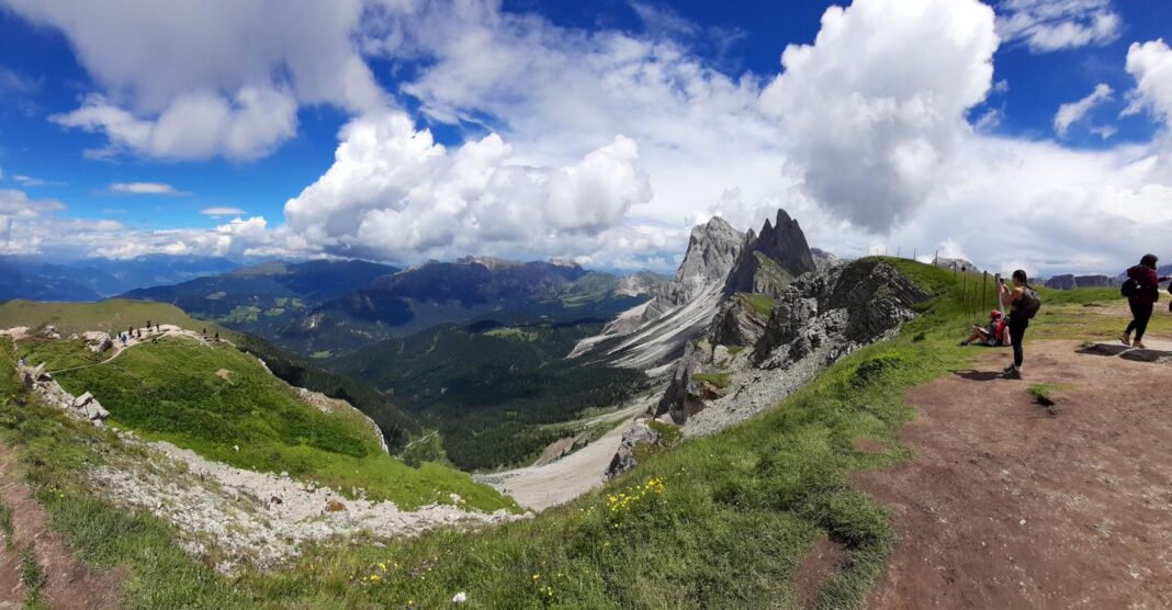 overurismo-nas-montanhas,-no-sul-do-tirol,-um-chatbot-relata-em-tempo-real,-onde-ha-muitas-pessoas