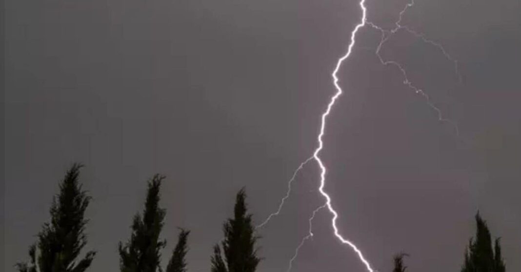 lightning-on-the-beach,-um-homem-serio-em-siracusano.-seis-feridos-em-palinuro