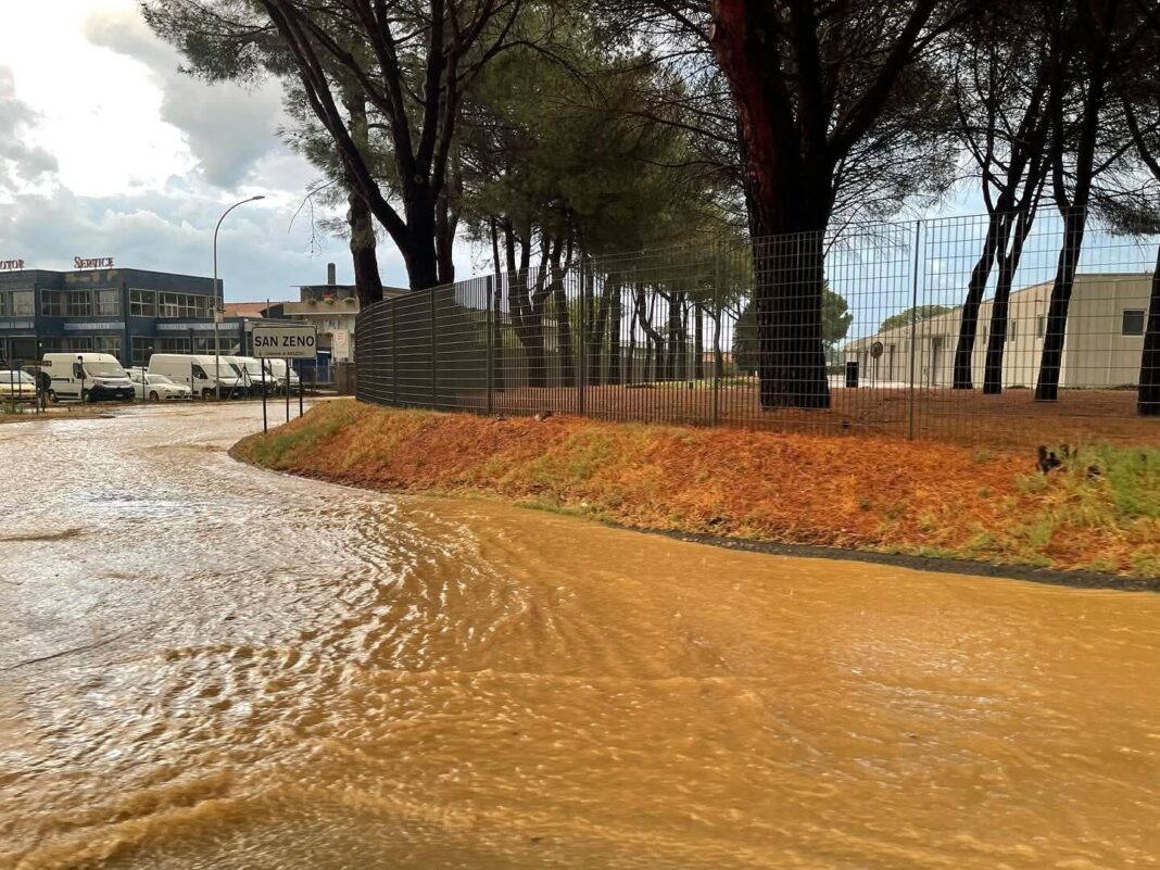 clubes-em-arezzo,-inundacao-e-medo:-carros-bloqueados-nas-passagens-inferiores,-motoristas-salvos