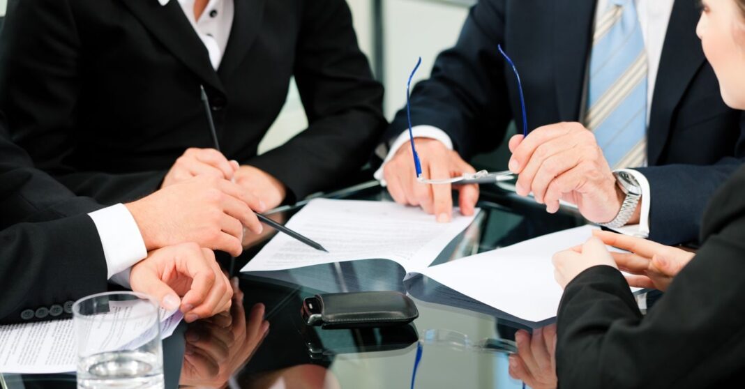 contratos,-clausulas-de-ultra-insistencia-e-ajustes-evitam-o-vazio-em-caso-de-atrasos