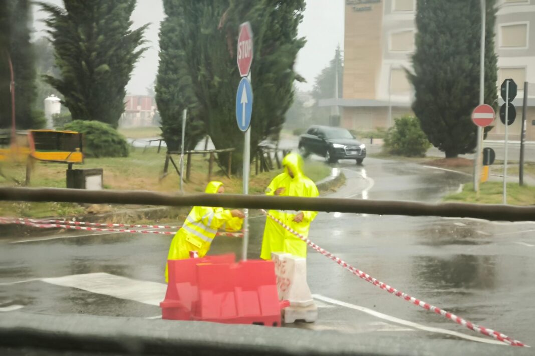 “estamos-em-emergencia-total”.-arezzo,-estradas-e-garagens-debaixo-d’agua-em-uma-tarde-de-pesadelo