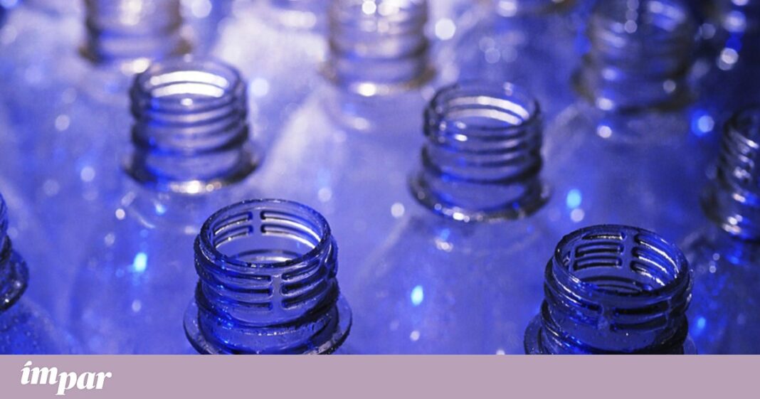 o-que-acontece-se-voce-beber-de-uma-garrafa-de-plastico-deixada-no-carro?