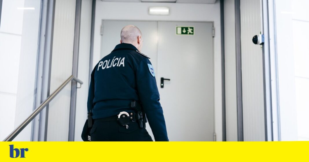 a-policia-deporta-mae-para-o-brasil,-que-deixa-dois-filhos-menores-em-portugal