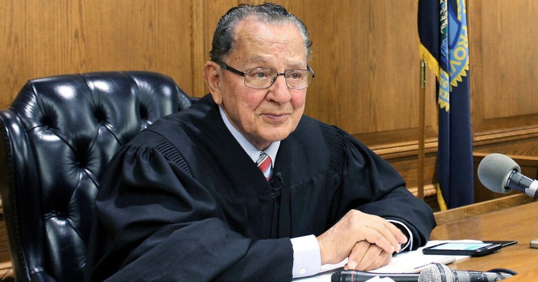 o-juiz-frank-caprio,-cuja-empatia-no-tribunal-levou-a-fama-online,-morta-aos-88